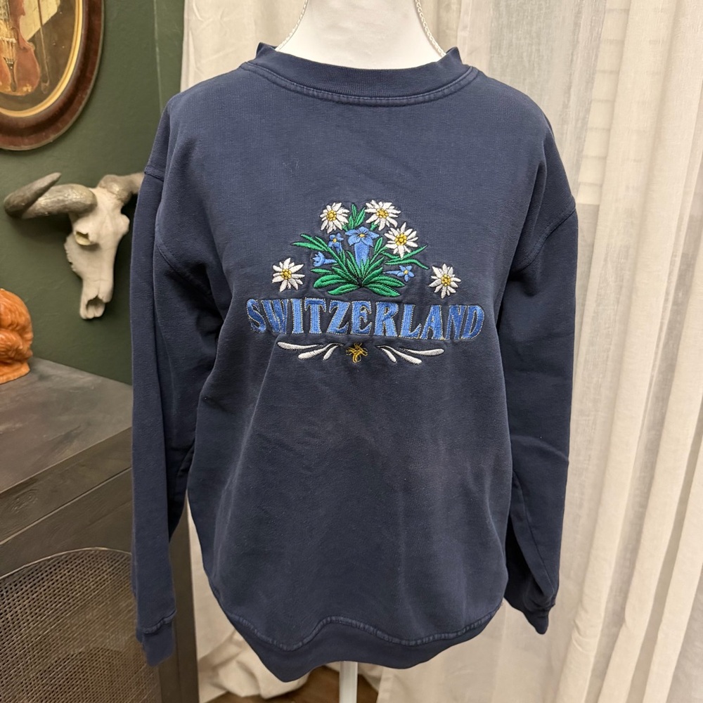 Vintage Ronweil Liechtenstein Embroidered Sweatshirt M 🪻🌸